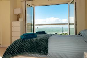 Afbeelding uit fotogalerij van Deluxe Modern House with Sea views and beach 300 footsteps away in Bournemouth