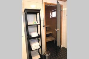 a bathroom with a mirror and some towels at Casa Verde nearby Helsinki airport in Vantaa