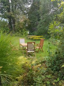 2 chaises et une table dans l'herbe dans l'établissement Martina's Place Bed & Breakfast, à Rottenbuch