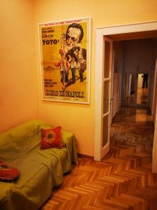 een kamer met een filmposter aan de muur bij Casa Cupiello Via Chiaia - Casa Vacanze ad uso Esclusivo in Napels