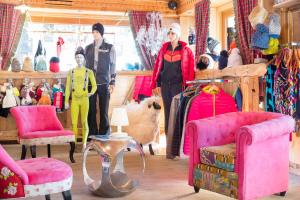 モルジヌにあるChalet Croq'Neigeのピンクの家具を置いた店内に立つ人々 +25枚の写真