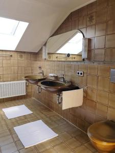 ein Badezimmer mit 2 Waschbecken und einem Spiegel in der Unterkunft Ferienhaus am Höldersberg in Sonthofen
