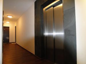 einen Flur mit Aufzug in einem Gebäude in der Unterkunft Dariusz Apartament PREMIUM Jurata z garażem in Jurata