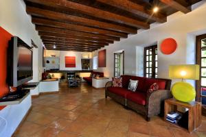 sala de estar con sofá y TV en Luxury Private Holiday Villa with Private Pool, Ibiza Villa 1077, en Santa Eulària des Riu