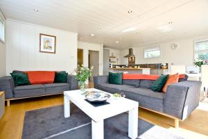 ein Wohnzimmer mit 2 Sofas und einem Tisch in der Unterkunft The Sleights, Strawberryfield Park in Cheddar