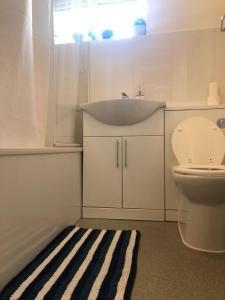 Vonios kambarys apgyvendinimo įstaigoje Cosy 2 bedroom Apartment -Heathrow Airport