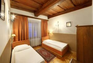 Ein Bett oder Betten in einem Zimmer der Unterkunft Hotel Konvice