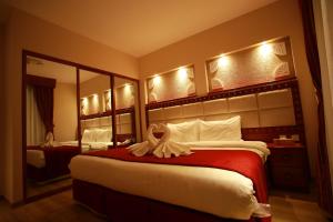 Giường trong phòng chung tại Al Liwan Suites Rawdat Al Khail