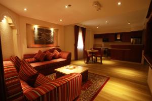 Khu vực ghế ngồi tại Al Liwan Suites Rawdat Al Khail