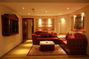 Khu vực ghế ngồi tại Al Liwan Suites Rawdat Al Khail