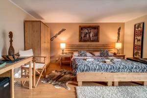 - une chambre avec 2 lits et un bureau dans l'établissement Africa House, à Zlín