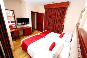 Giường trong phòng chung tại Al Liwan Suites Rawdat Al Khail