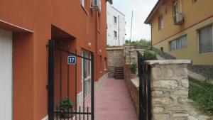 um beco entre dois edifícios com um portão em Apartment Crystal em Balchik