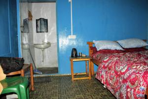 1 dormitorio con 1 cama y lavamanos. en Vamoose Sampang, en Mangpu