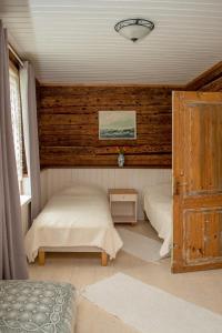 a bedroom with two beds in a room at Wiedemanni Apartment in Haapsalu