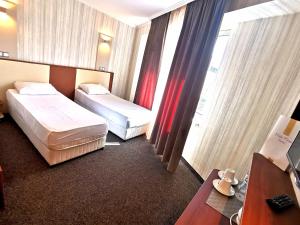 Ліжко або ліжка в номері Elate Plaza Hotel