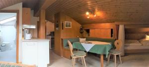 een keuken en eetkamer met een tafel en stoelen bij Haus Kersting in Reit im Winkl
