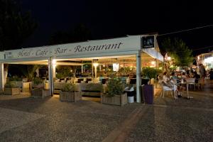 Restaurace v ubytování Astros Beach Boutique Hotel