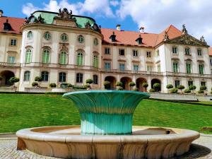 ein großes Gebäude mit einem Brunnen vor einem Gebäude in der Unterkunft Royal Warsaw Apartment in Warschau