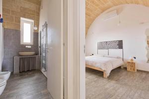 1 baño y 1 dormitorio con 1 cama y lavamanos en Villa Toffi by BarbarHouse en Acquarica del Capo
