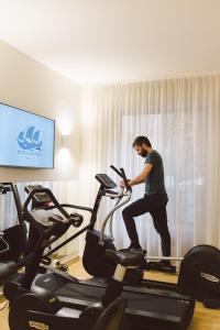 
The fitness center and/or fitness facilities at Hotel America

