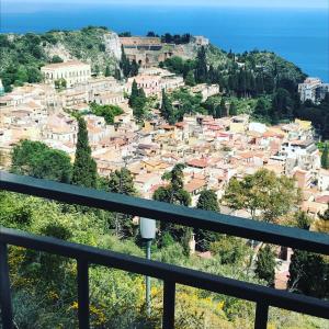 een balkon met uitzicht op de stad bij Hotel Casa Adele in Taormina