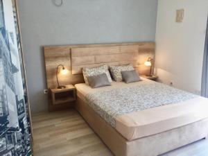 sypialnia z dużym łóżkiem i 2 lampami w obiekcie Aparthotel Monterria w Barze