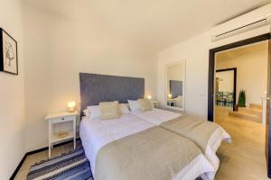 Un dormitorio con una cama grande con sábanas blancas. en Beach Villa Silver by Sealand Villas, en Puerto Pollensa 25 fotos más