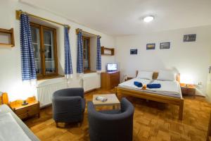 ロキトニツェ・ナト・イゼロウにあるModrý pensionのベッドルーム1室(ベッド1台、椅子2脚、テーブル付)