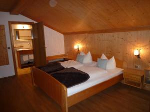 Tempat tidur dalam kamar di Gästehaus Johanna