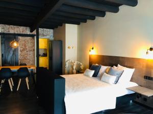 1 dormitorio con 1 cama grande y 1 mesa en Hotel de Prince en Nijmegen
