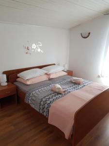1 dormitorio con 1 cama con 2 toallas en Apartment Anna 2021 en Poreč