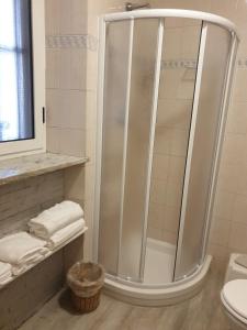 e bagno con doccia, servizi igienici e asciugamani. di appartamento G.V a Novara