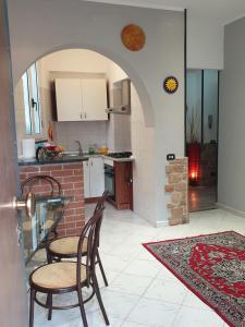 una cucina con due sedie e un tavolo in una stanza di appartamento G.V a Novara