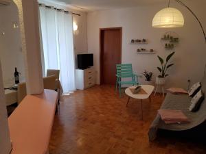 sala de estar con sofá y mesa en Apartment Anna 2021 en Poreč