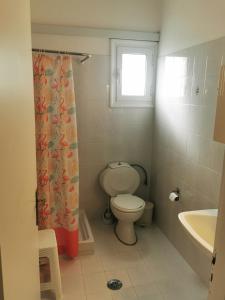 A bathroom at Marilena House Plataria