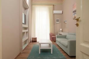 salon z kanapą i stołem w obiekcie Filomena Suite Luxury Apartment w Katanii
