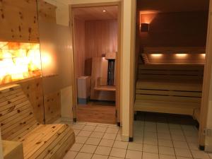 Łóżko lub łóżka w pokoju w obiekcie THERMEN - APARTMENT BIODORF Bad Waltersdorf