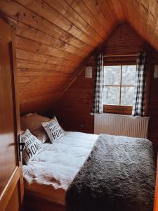 Łóżko lub łóżka w pokoju w obiekcie Domki u Basi