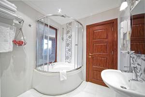A bathroom at Antea Palace Hotel & Spa