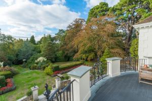 balcón con vistas al jardín en Gorse Hill Hotel, en Woking