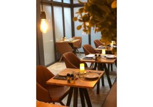 une rangée de tables et de chaises dans un restaurant dans l'établissement Boutique Hotel Caelus VII, à Tongres