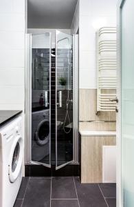 lavadero con lavadora y secadora en JessApart– Babka Tower Apartment, en Varsovia