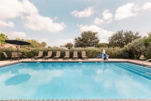Piscina di Super 8 by Wyndham Grapevine/DFW Airport Northwest o nelle vicinanze