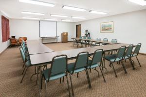 Super 8 by Wyndham Grapevine/DFW Airport Northwest في جريبفاين: قاعة المؤتمرات مع طاولة وكراسي طويلة