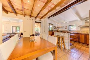 Kuchyň nebo kuchyňský kout v ubytování Villa Llenyater by Sealand Villas