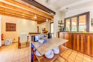 Kuchyň nebo kuchyňský kout v ubytování Villa Llenyater by Sealand Villas