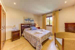 A bed or beds in a room at Villa Pontarro by Sealand Villas Még 18 kép