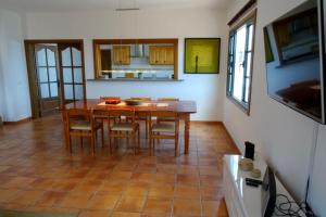 Una cocina y un comedor con mesa y sillas. en Casa MARE, en Guatiza