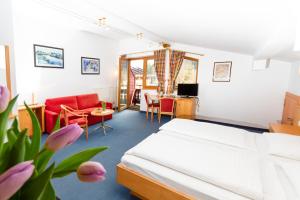 基茨比厄尔Bruggerhof - Camping, Restaurant, Hotel的一间带床、桌椅的酒店房间